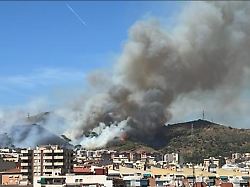 Bewohner müssen Häuser verlassen: Löschflugzeuge kämpfen gegen Feuer bei Barcelona